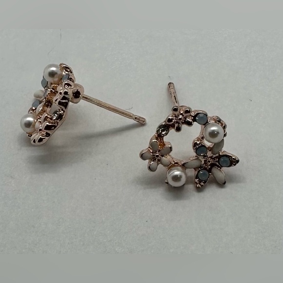 ✨🩵Dainty Rose Gold Flower Pearl & Crystal Wreath Stud Earrings Bridal Gift✨🩵 - Picture 15 of 16